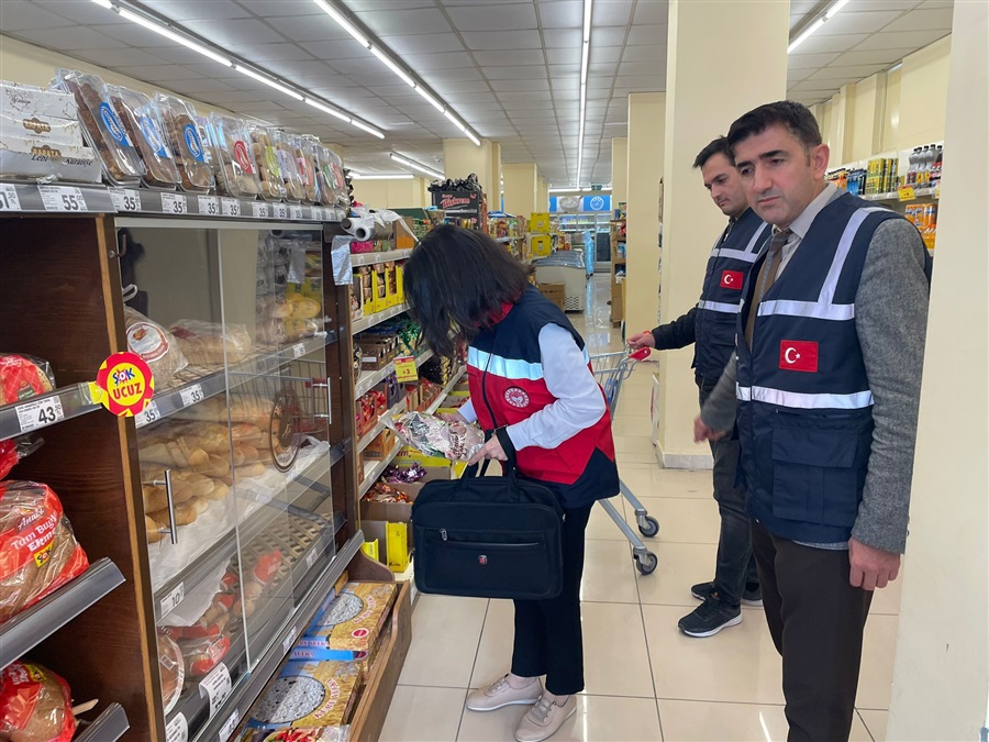 Kütahya Ticaret İl Müdürlüğü ve Kütahya İl Tarım ve Orman Müdürlüğü personelince marketlerde denetim yapıldı.